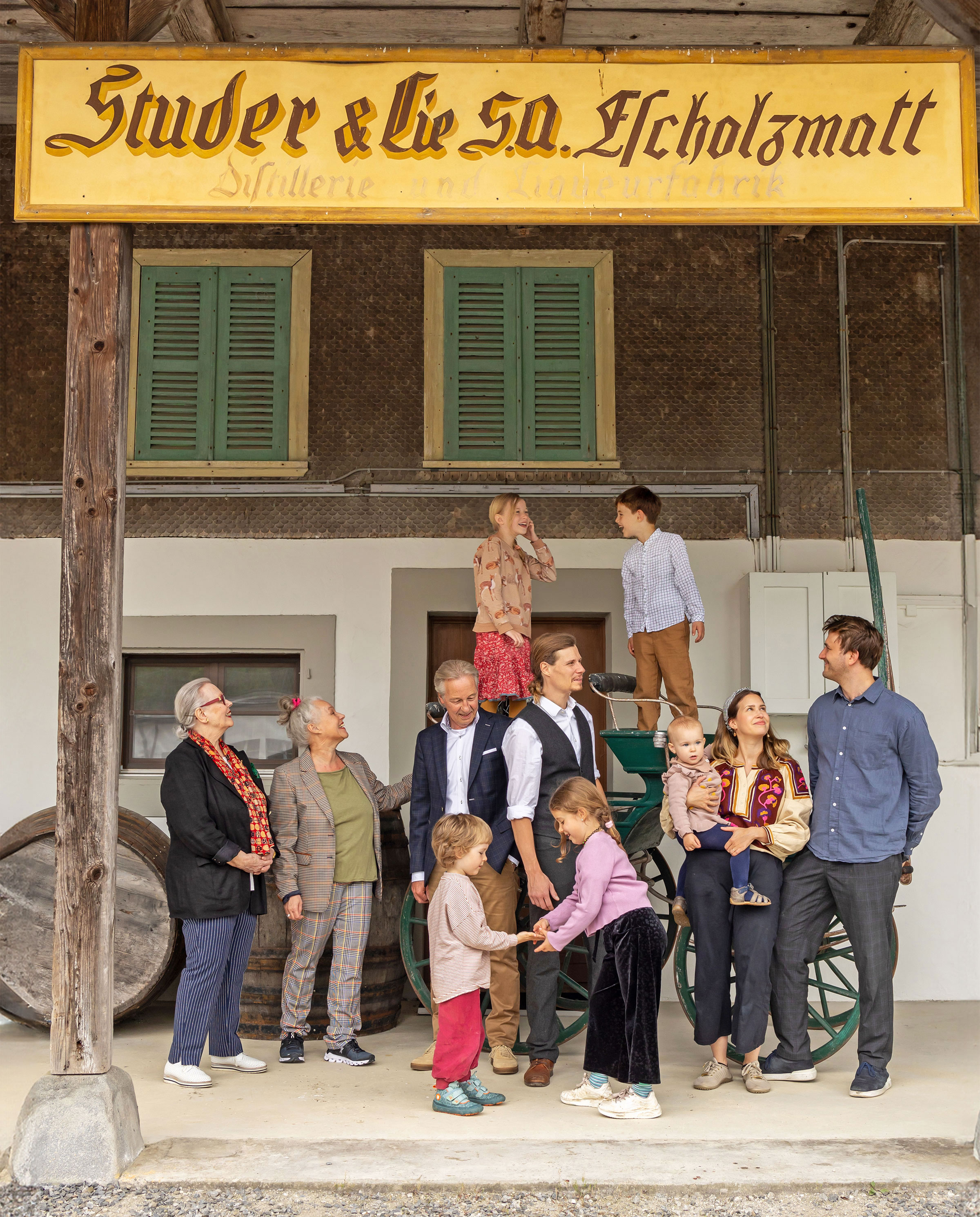 die vier Generationen der Familie Studer vor dem alten Fasslager in Escholzmatt